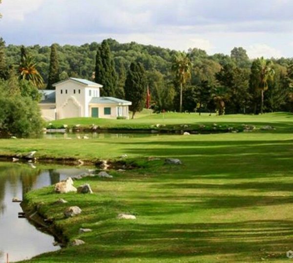 Disfruta de una partida de golf en un entorno histórico y majestuoso, con vistas al Estrecho. Disfrute de una experiencia de lujo en Tánger.