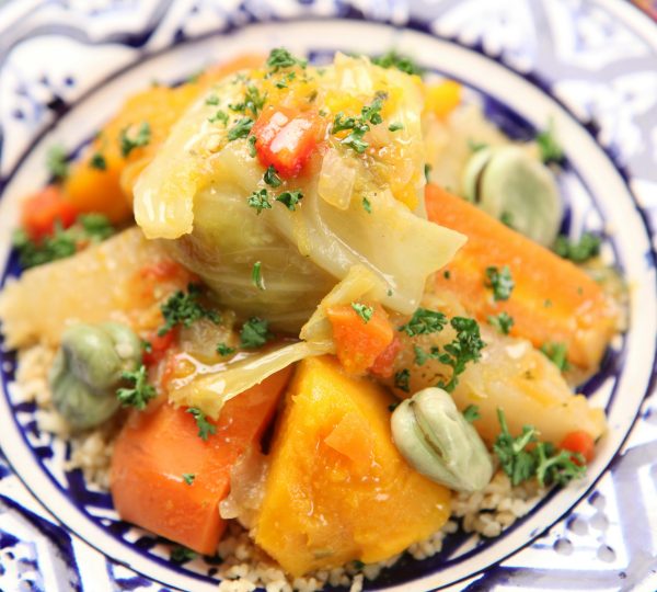 Preparando tajine en showcooking marroquí en riad de lujo en Tánger.