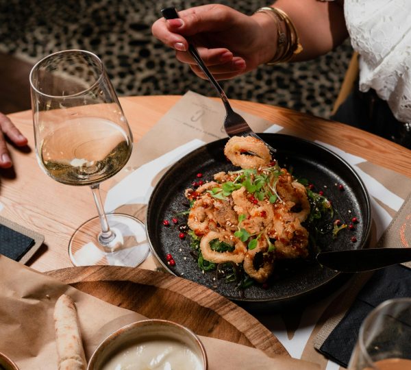 Cena privada en riad de lujo en Tánger, gastronomía marroquí. Disfrute de una experiencia de lujo en Tánger.