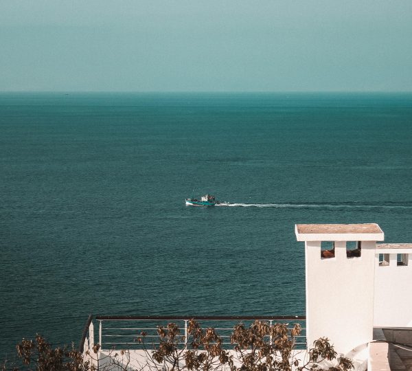 Vista aérea de Tánger, ciudad y mar, puerta de entrada a experiencias de lujo. Disfrute de una experiencia de lujo en Tánger.