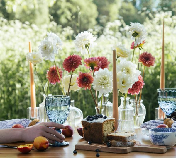 Disfrutando de un desayuno íntimo en la terraza de un Riad como parte de tus Escapadas Románticas de Lujo en Tánger.