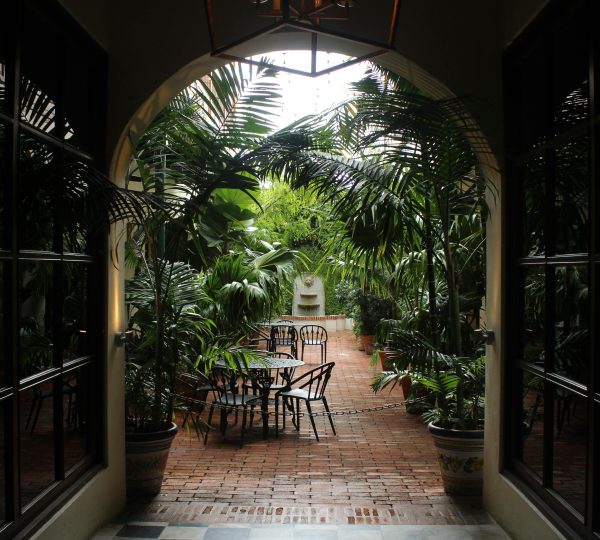 Jardín privado villa boutique Tánger vistas serena. Disfrute de su alojamiento boutique en Tánger.