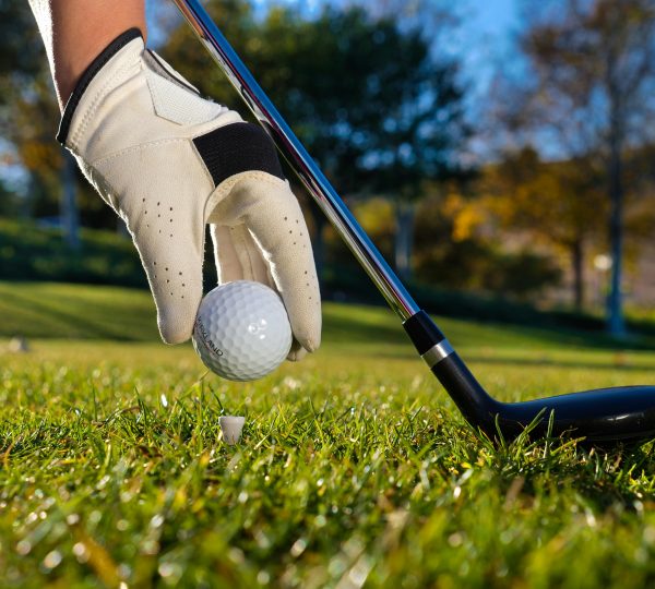 Practica tu swing en un campo legendario lleno de naturaleza y mirando hacia el Estrecho de Gibraltar. Disfrute del golf de lujo en Tánger.