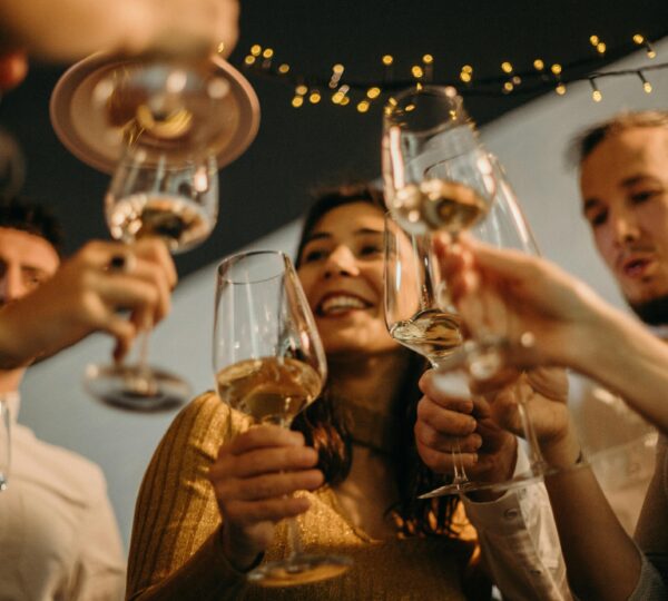 Brindis al atardecer frente en terraza privada en un Resorts de Lujo en Tánger.