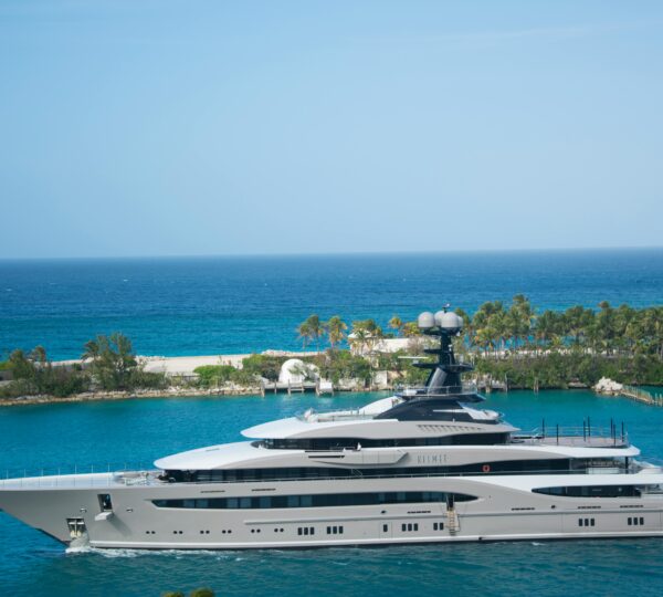 Yate de lujo para disfrutar con familia o amigos. Disfruta tus vacaciones premium en Tánger.