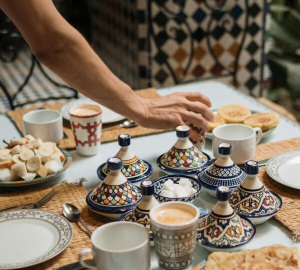 Chef sirviendo un tajine reinterpretado en restaurante gourmet.