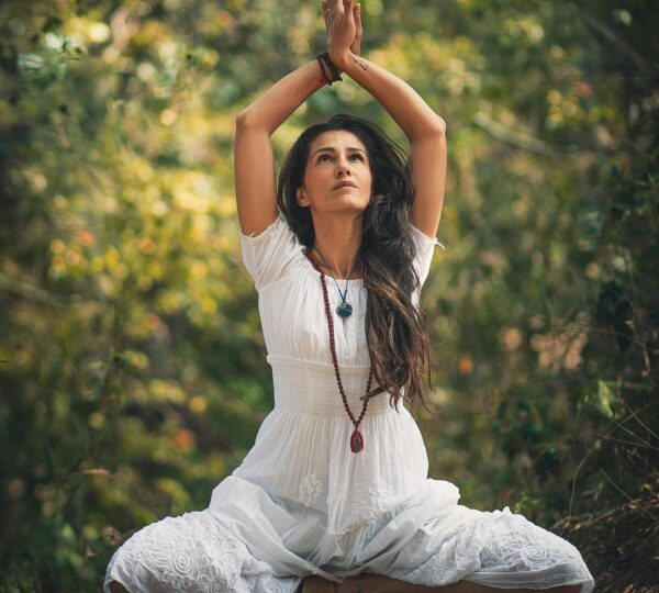 Sesión de yoga al amanecer Tánger. Una buena elección para tu retiro wellness en Tánger.