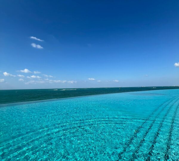 Piscinas infinitas y playas con el agua del atlántico fresca y cristalina.