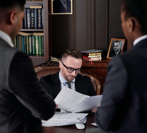 Abogado especialista realizando una auditoría legal de documentos (Due Diligence) para garantizar la seguridad jurídica al comprar en Marruecos