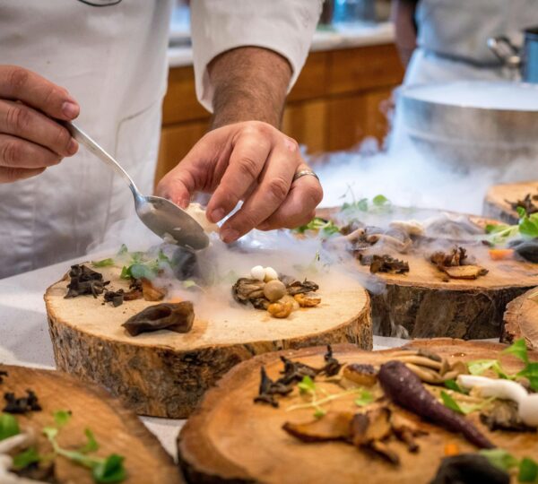 Chef privado preparando una cena gourmet exclusiva como parte del estilo de vida de lujo en Tánger ofrecido por TPE.