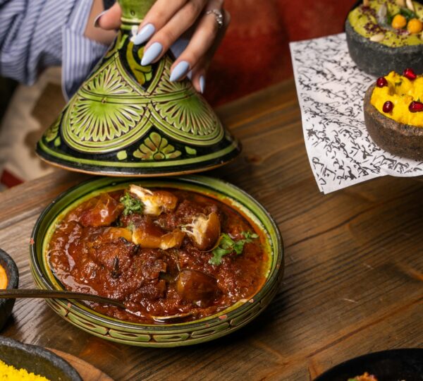 Experiencia gastronómica privada para seniors en Tánger.