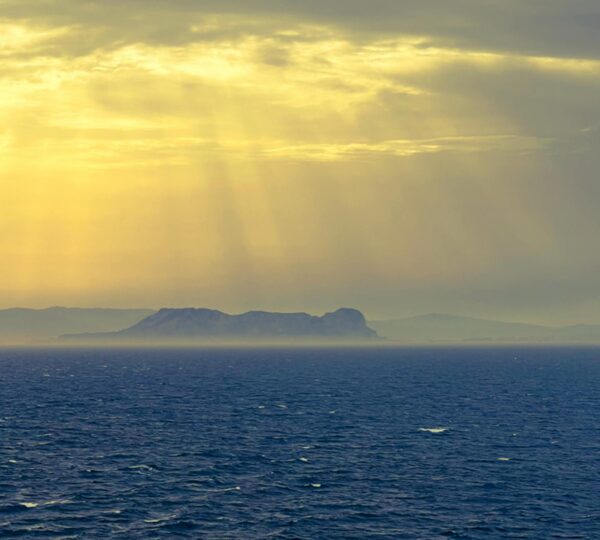 Vista exclusiva del Estrecho para los que buscan viajes culturales para mayores de 60 a Tánger.